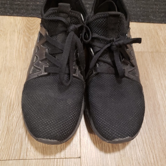 Ultimate Comfort and Performance: Black Sport Shoes with Breathable Design - Picture 3 of 5